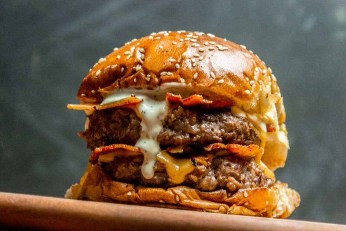 panino con hamburger e ripieno filante