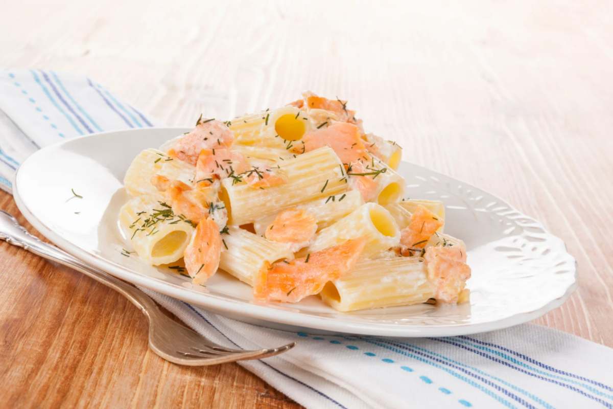 piatto di pasta con salmone