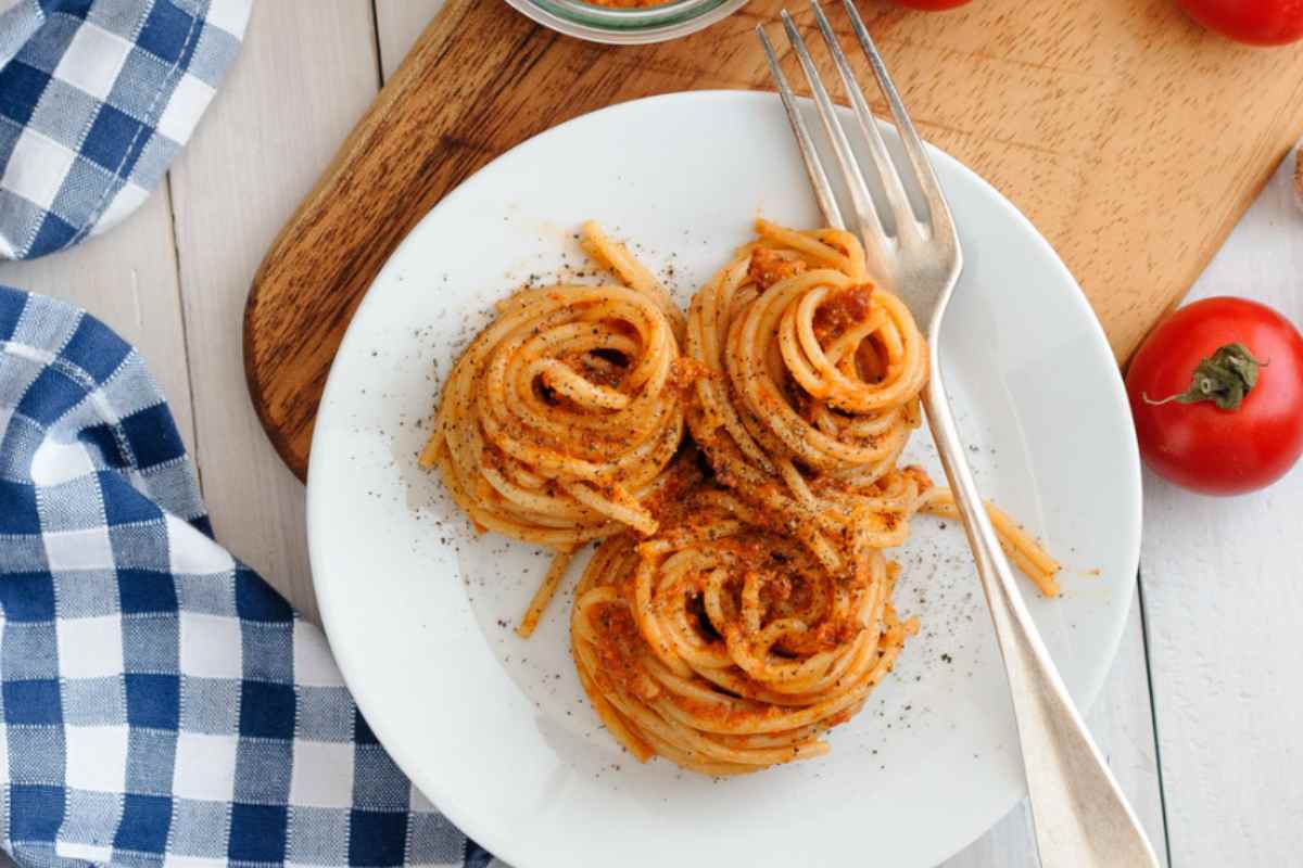 piatto con pasta condita con pesto rosso