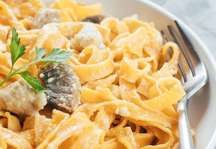 primo piano di pasta con stracchino e funghi