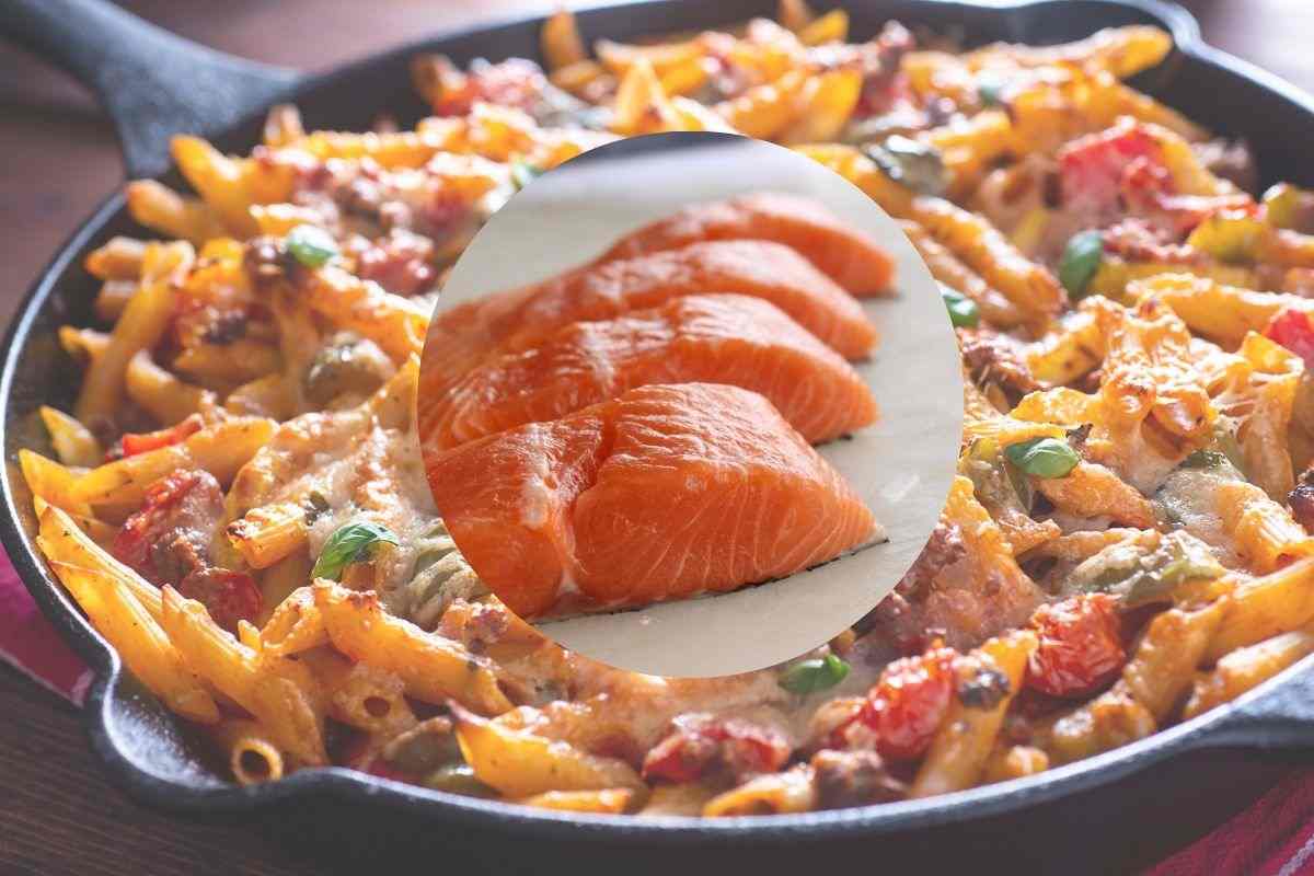 una padella con la pasta al forno e nel cerchietto del salmone crudo