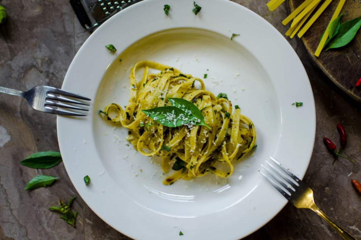 piatto di pasta al pesto