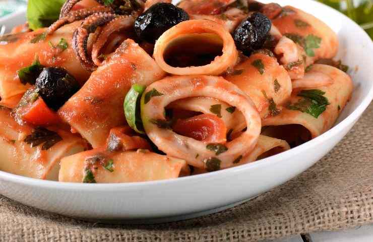 Pasta con le seppie e pomodorini 