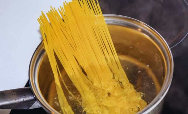 pasta cruda messa in pentola