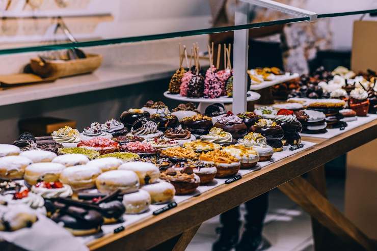 bancone della pasticceria pieno di dolci