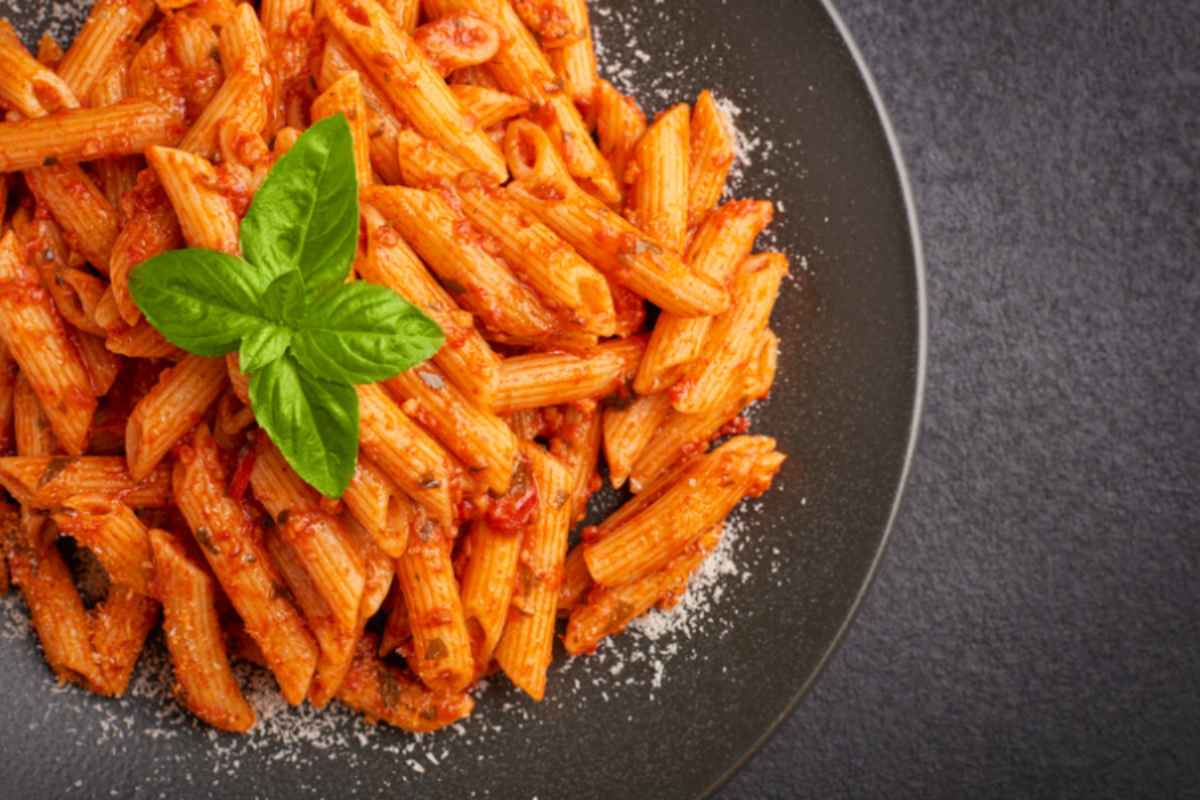 pasta all'arrabbiata con foglie di basilico