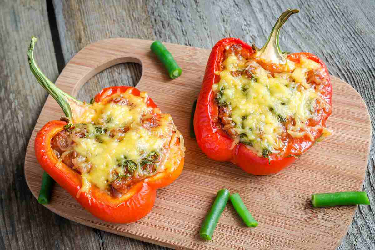 peperoni imbottiti su tagliere