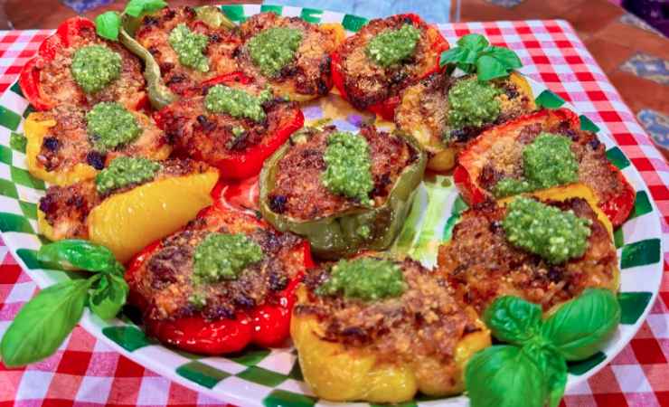 peperoni ripieni con salsa basilico