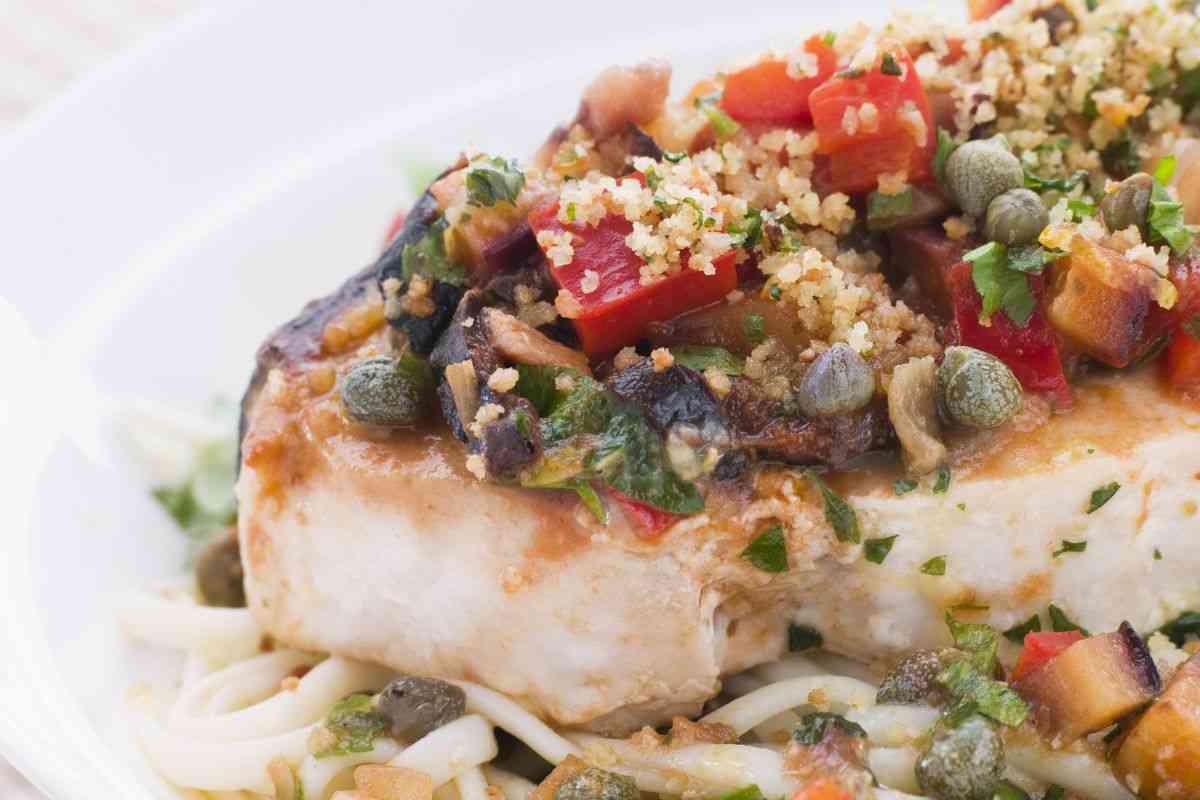 fetta di pesce spada con condimento