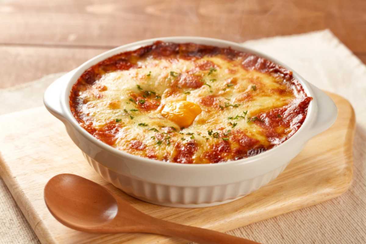 pirofila con uova e pomodoro