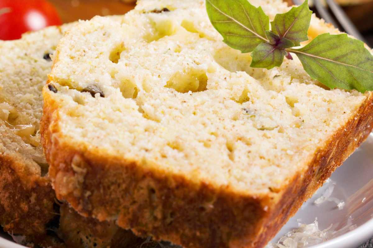 fette di plumcake salato in un piatto