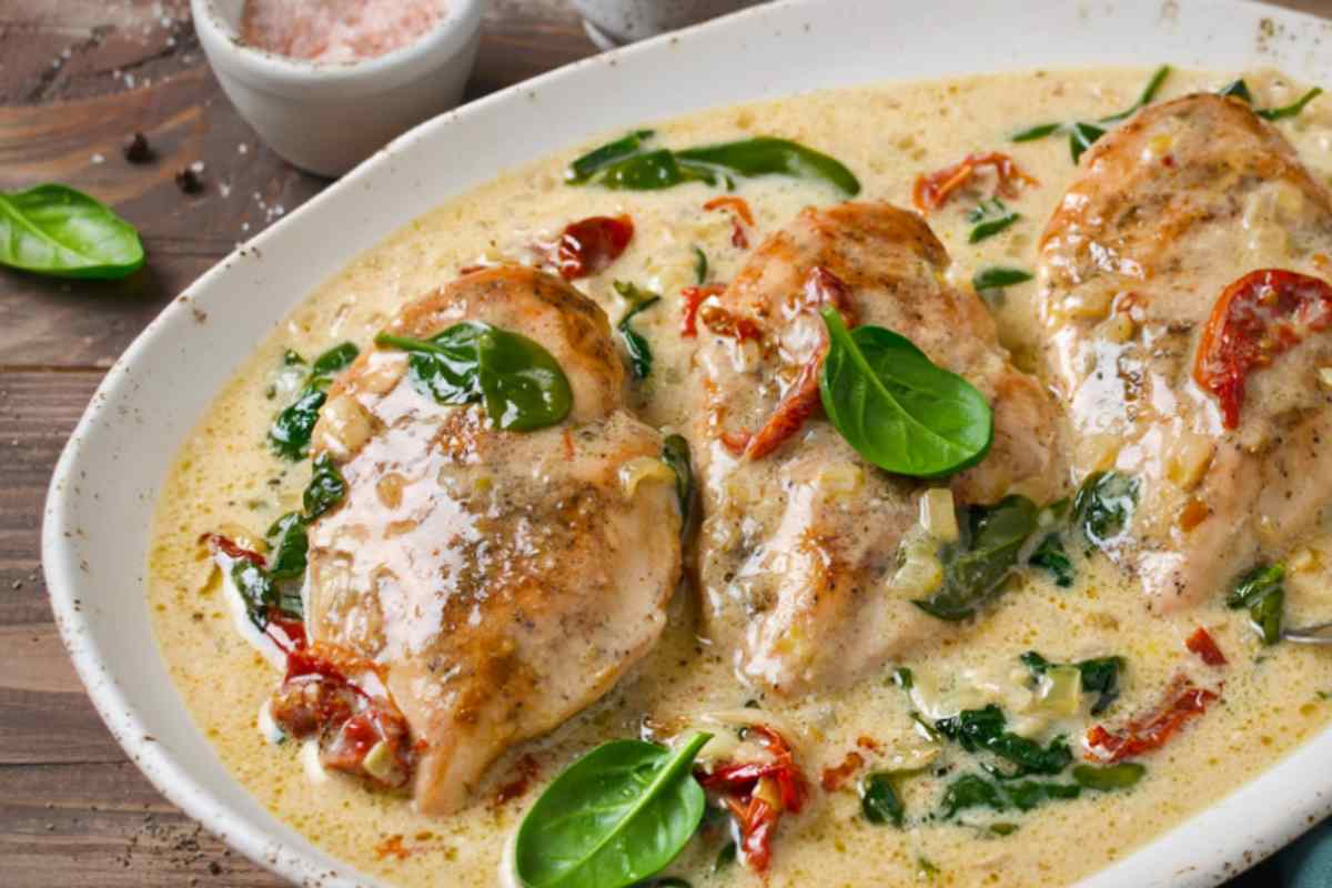pollo cremoso in un piatto