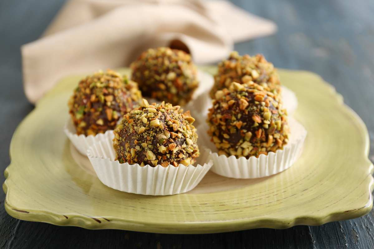 praline al cioccolato con granella di pistacchi