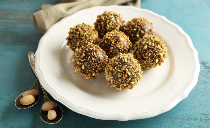praline ripiene con cioccolato e granella di pistacchi