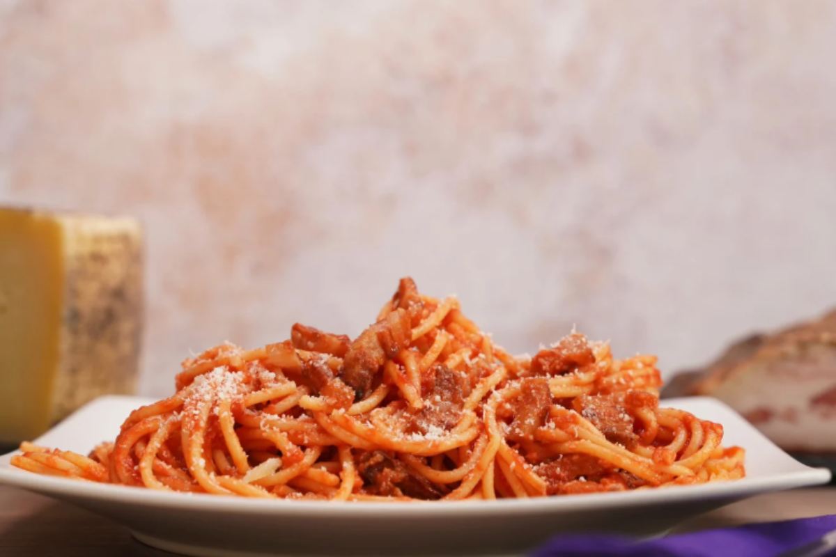 piatto di spaghetti all'amatriciana