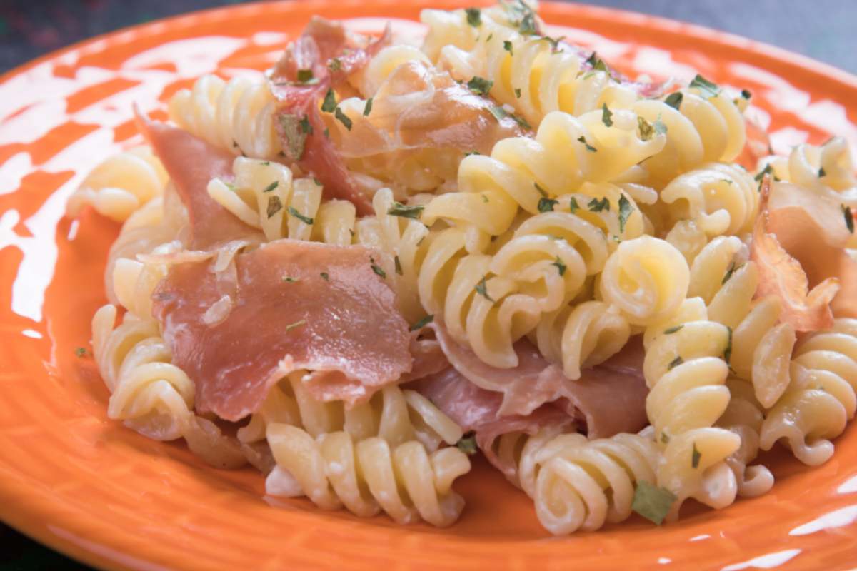 piatto di pasta con prosciutto