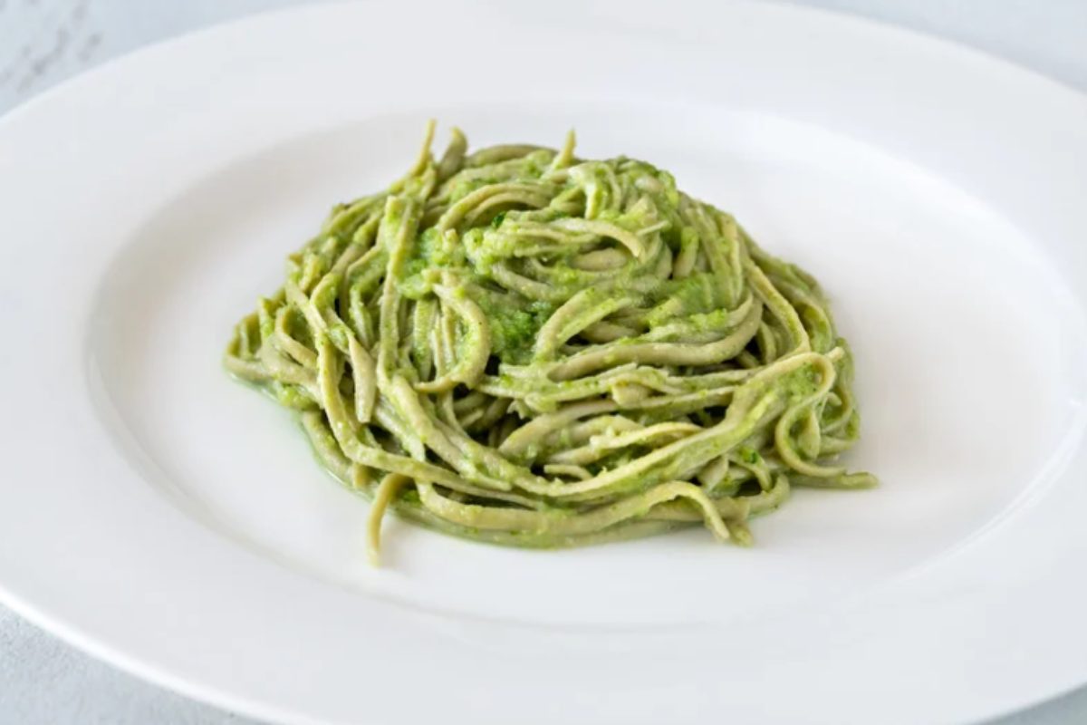 piatto di pasta al pesto