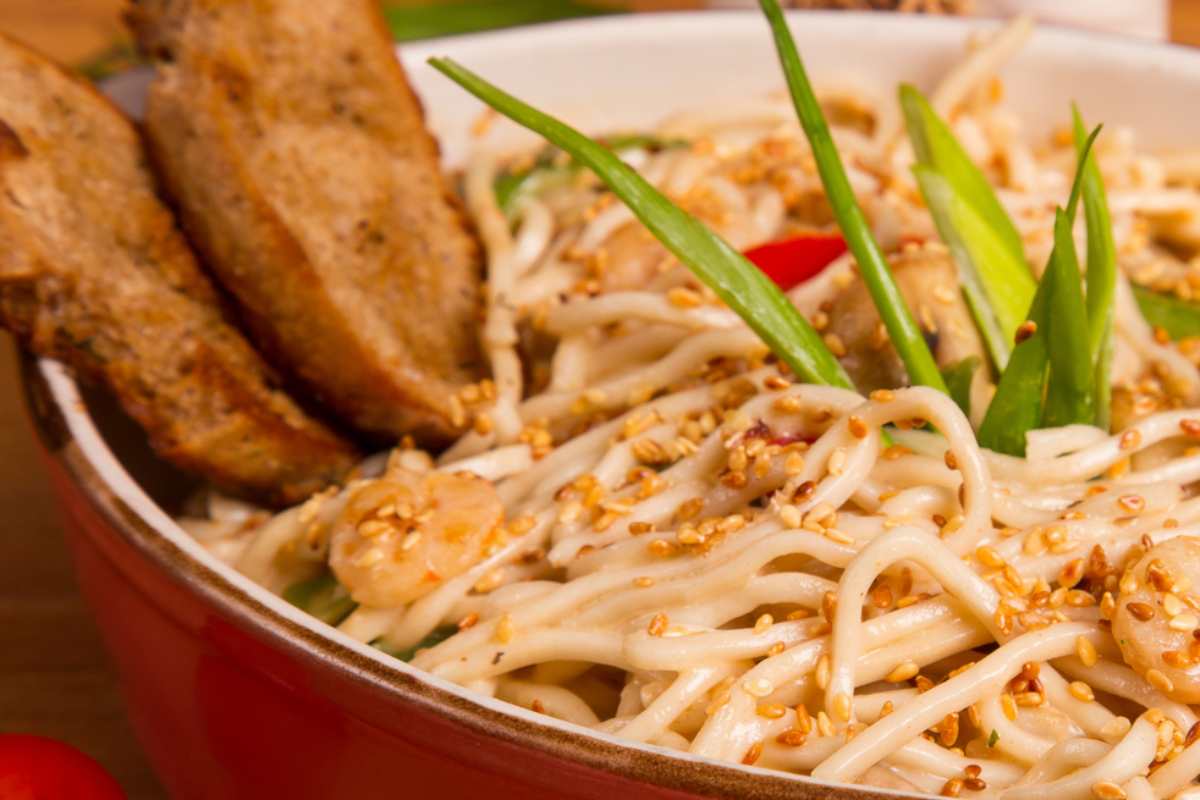 piatto di pasta con sesamo