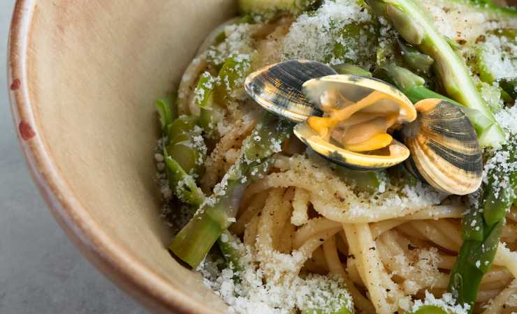 spaghetti cremosi con vongole e asparagi