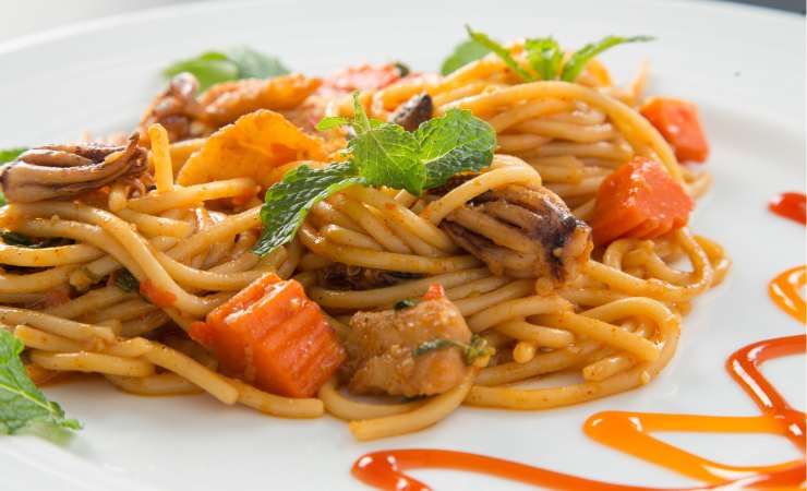 spaghetti seppie e pomodori