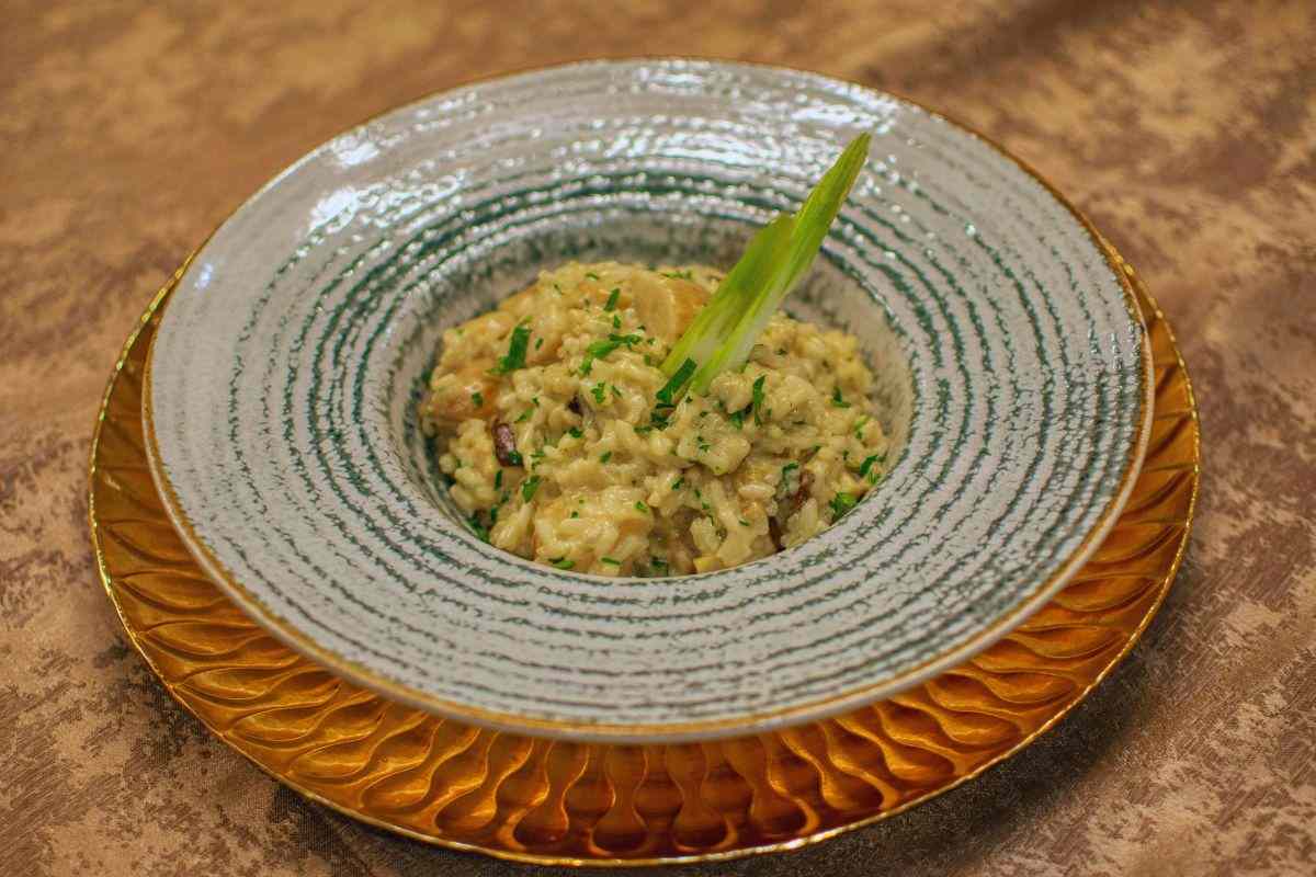 un piatto di risotto in un bel piatto