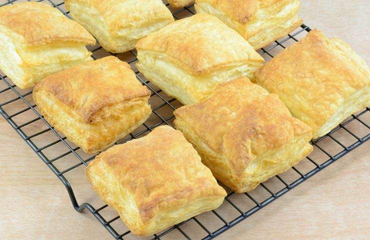 Quadrati di pasta sfoglia appena sfornati
