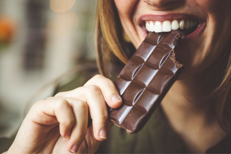 donna mangia il cioccolato