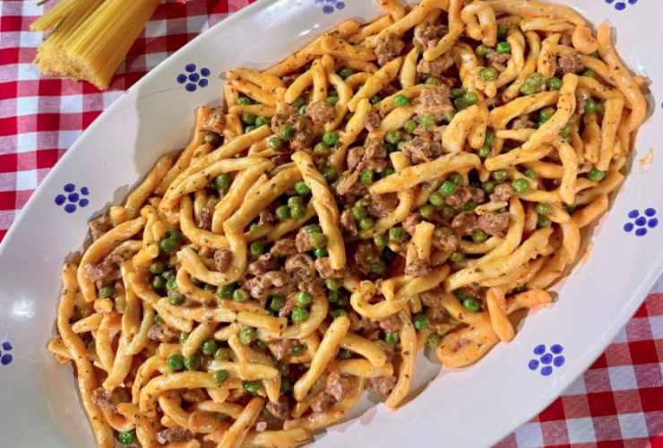 pasta ragù e piselli
