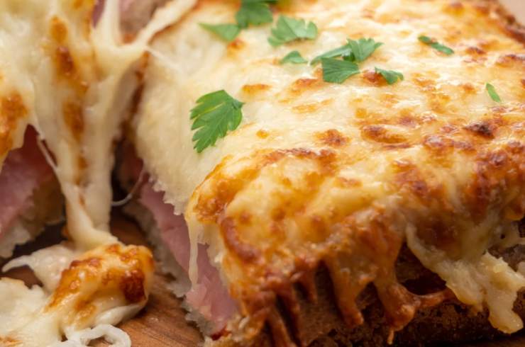 primo piano di croque monsieur tagliato a metà