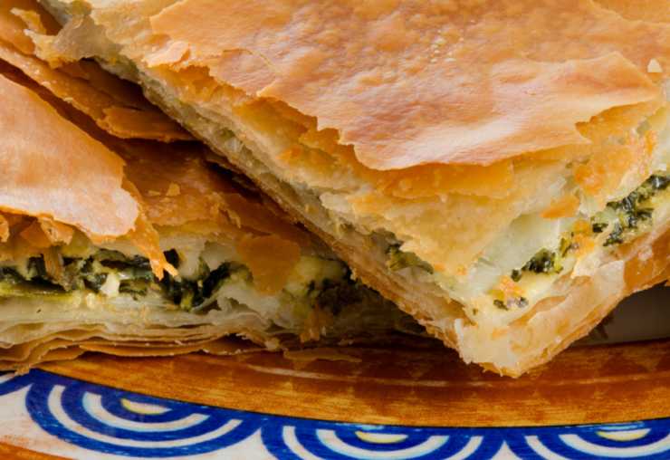 primo piano di rustico con sfoglia e broccoli