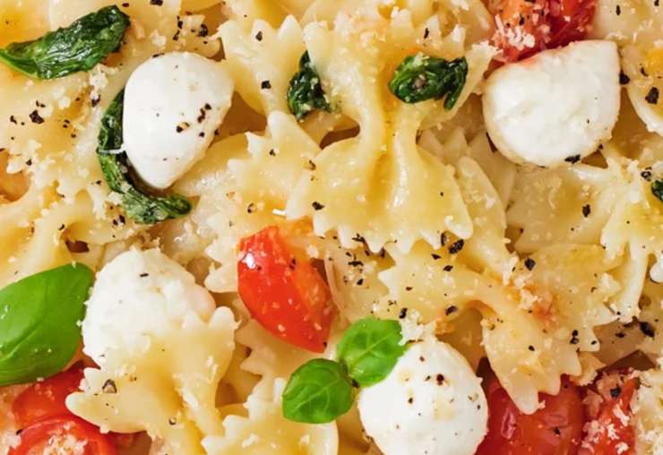 pasta in formato farfalle condita con pomodoro e mozzarella