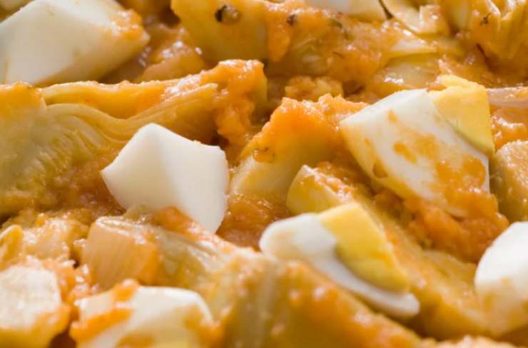 primo piano di carciofi e uova sode