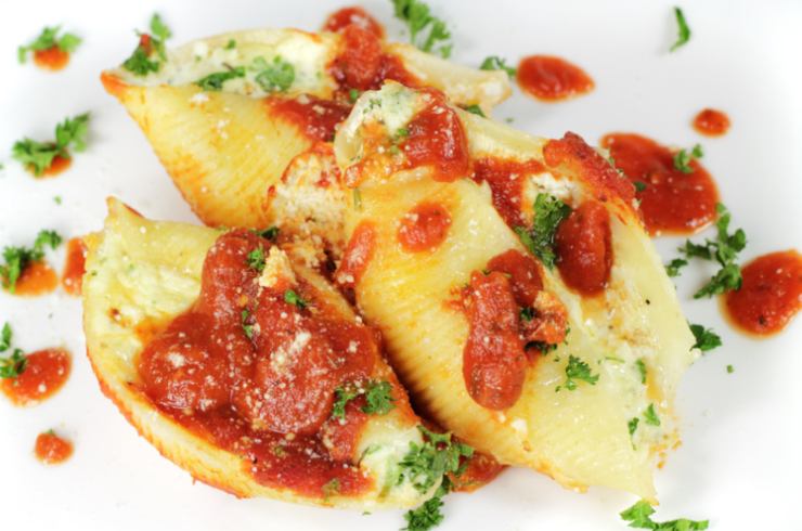 conchiglioni ripieni con sugo di pomodoro