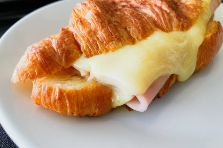 cornetto in pasta sfoglia con ripieno di prosciutto e formaggio