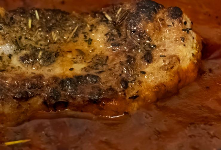 cotoletta immersa nel sugo di pomodoro