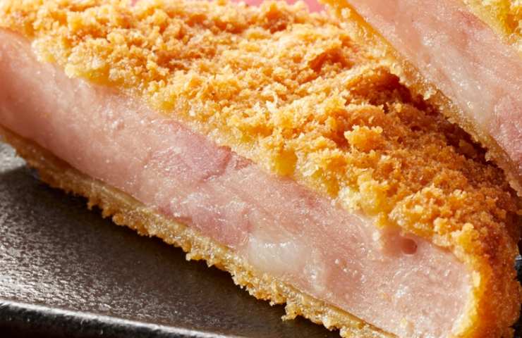 cotoletta di prosciutto tagliata a metà