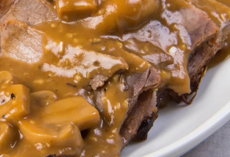 carne in un piatto ricoperta di sugo cremoso