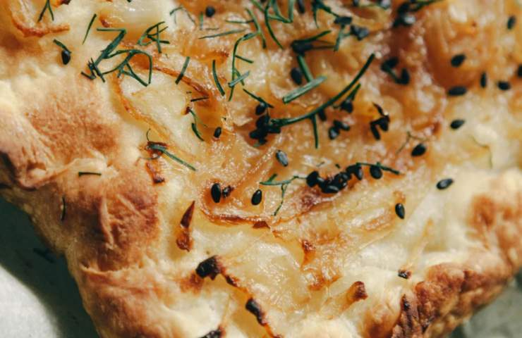 primo piano di focaccia croccante