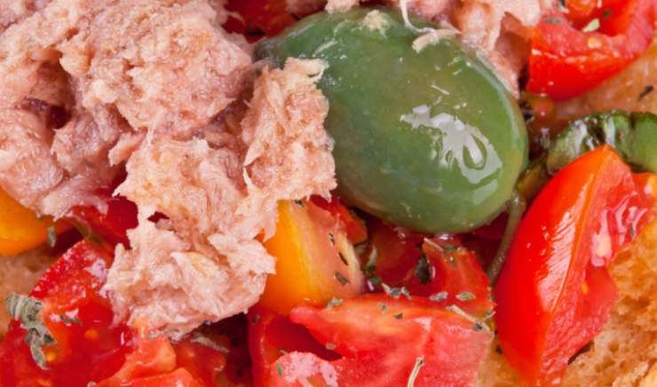 condimento di tonno pomodoro e olive per fresella