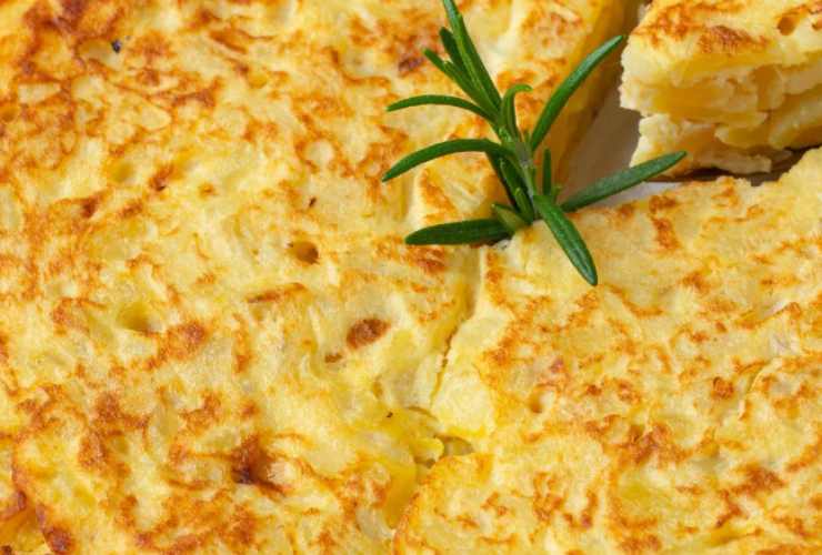 primo piano di frittata di riso dorata