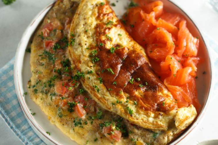 frittata con salmone in un piatto