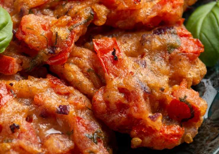 primo piano di frittelle di pomodori