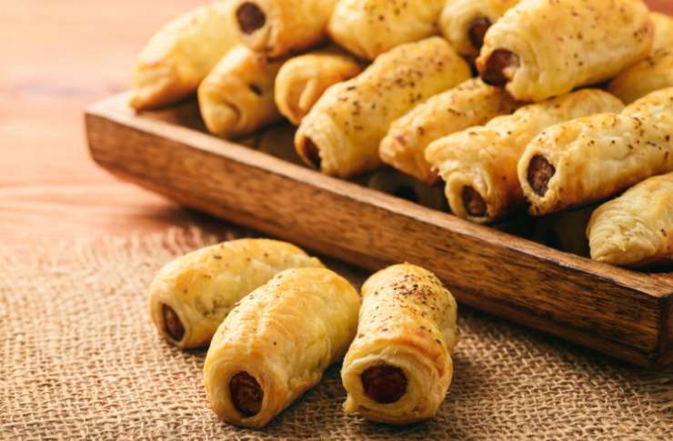 hot dog fatti con la pasta sfoglia in un vassoio
