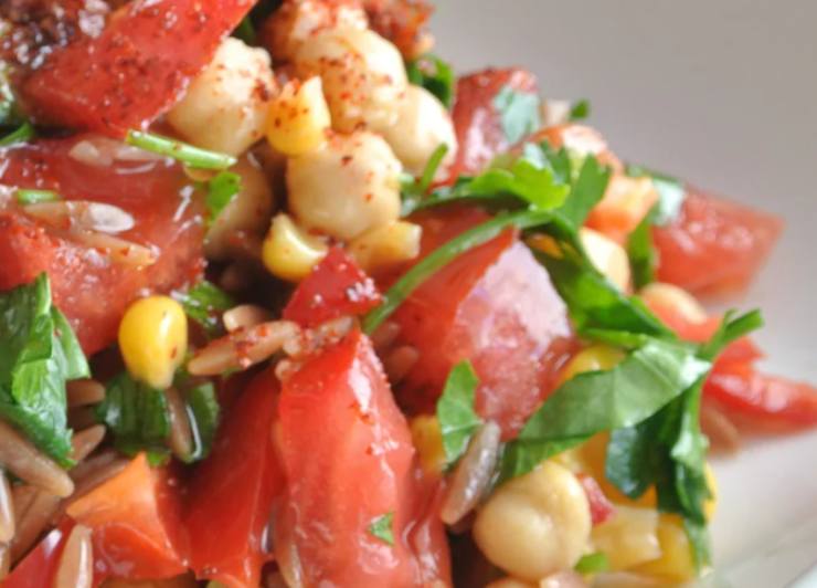 primo piano di ceci all'insalata con pomodori e rucola