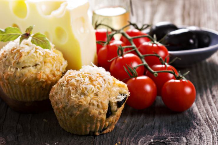 muffin salati su di un tavolo con pomodori e formaggio