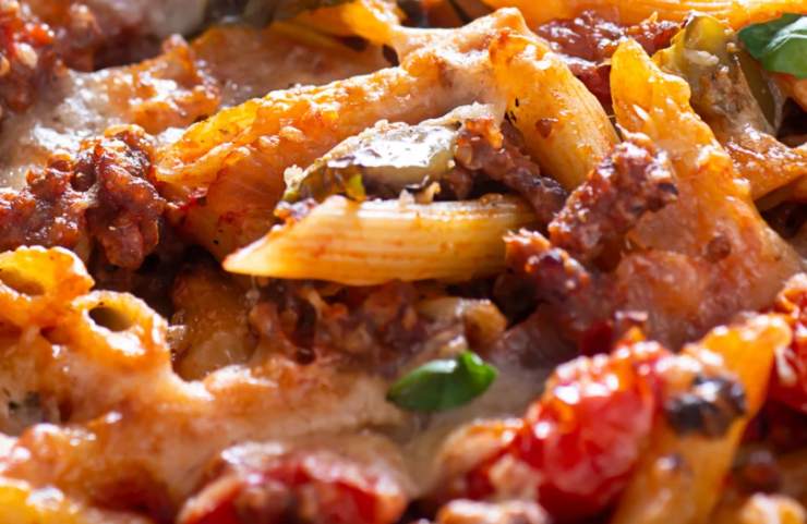 primo piano di pasta al forno con ingredienti vari