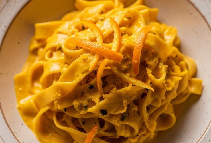 pasta condita con crema e scorze di arancia