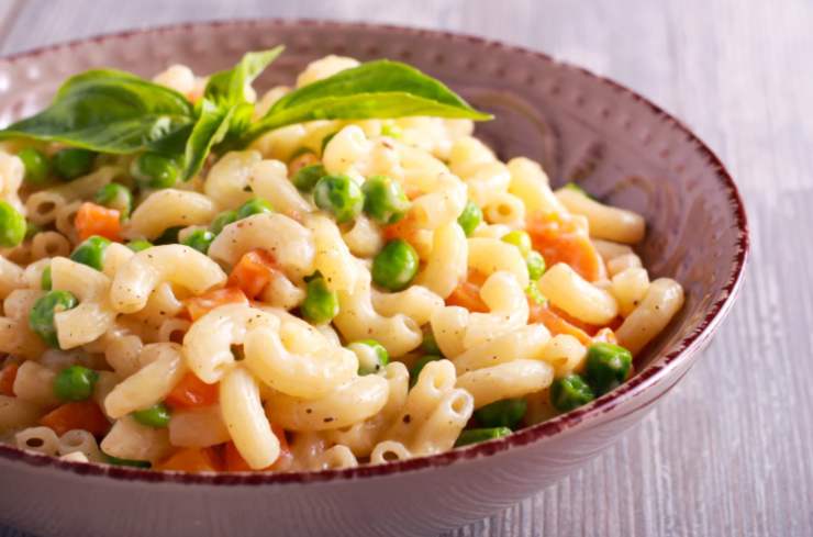 primo piatto con carote e piselli