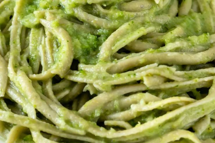 primo piano di pasta con pesto di fave