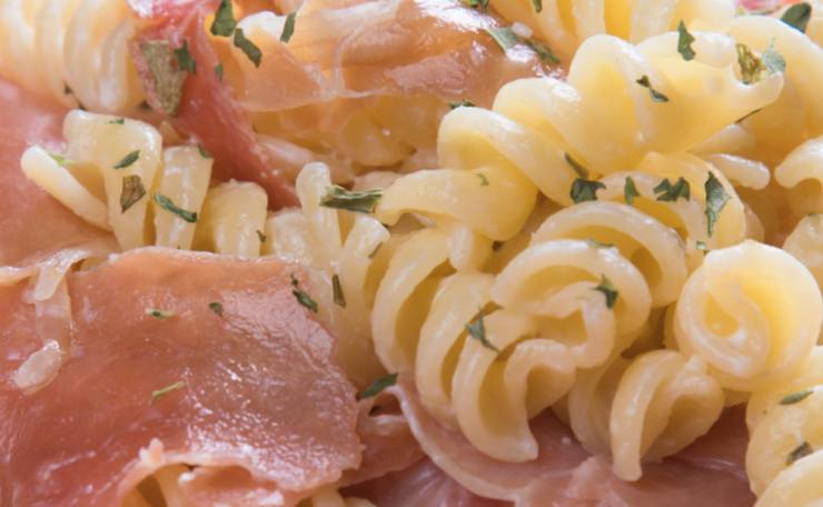 pasta condita con prosciutto